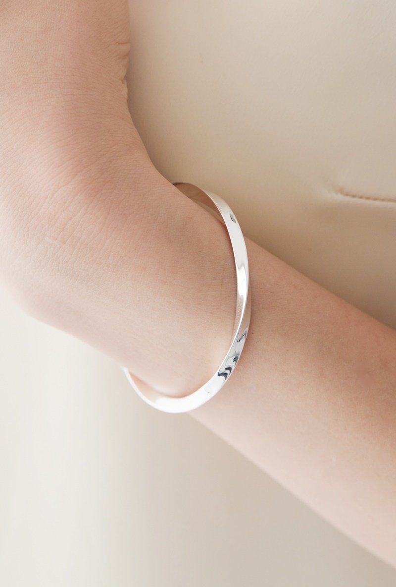 twist bangle