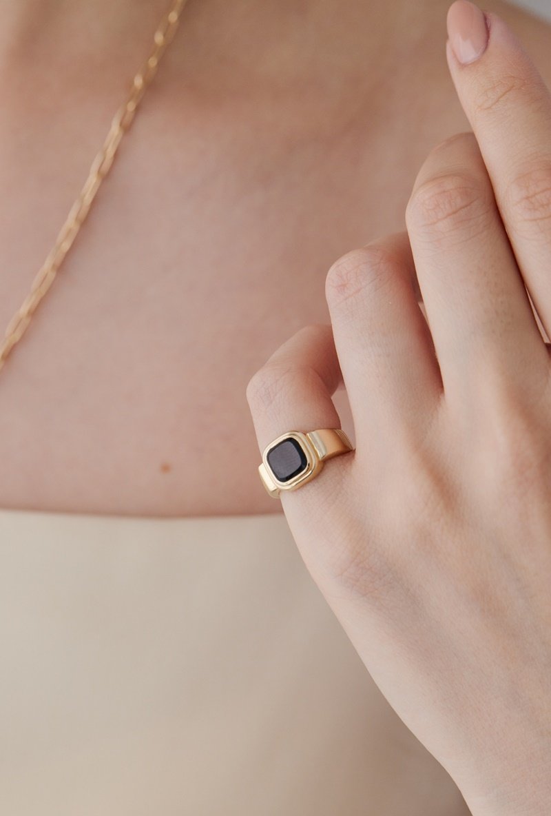 Stone signature ring mini(black)