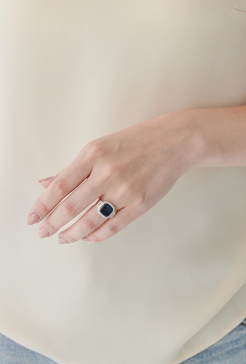 Stone signature ring