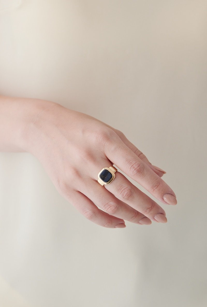 Stone signature ring