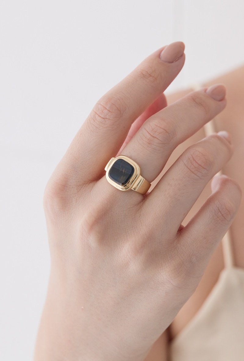 Stone signature ring